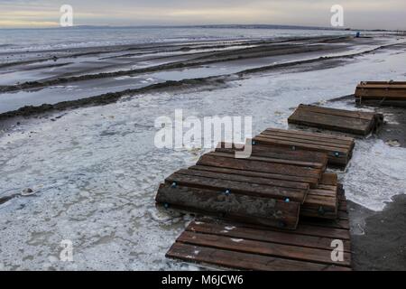 Plage inondée après la tempête et passerelle en bois cassée à Alicante, Espagne Banque D'Images