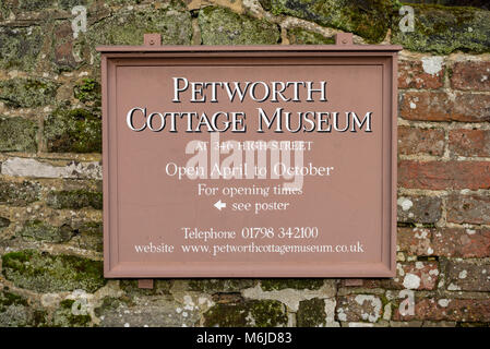 Petworth, West Sussex, Angleterre. Le signe de Petworth Cottage Museum dans la ville. Banque D'Images