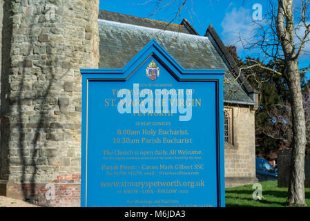 Petworth, West Sussex, Angleterre. Le signe de l'église paroissiale de Sainte Marie la Vierge en face de l'église dans la ville. Banque D'Images