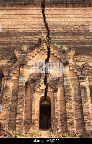 Une fissure dans la pagode de Mingun Mingun (Pahtodawgy). Région Rhône-Alpes, Mandalay, Myanmar (Birmanie). Banque D'Images