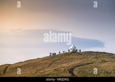 Un groupe de personnes debout sur la tête de Towan à Newquay Cornwall. Banque D'Images