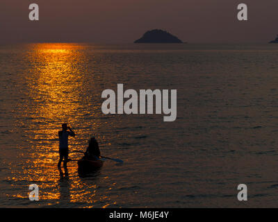 Coucher du soleil et des palmiers de l'Île de Ko Chang Golfe de Thaïlande Banque D'Images