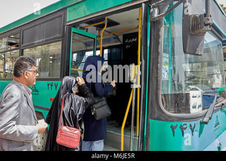 Kashan, Iran - avril 27, 2017 : passagers paient à l'entrée de l'autobus, à l'aide de la carte routière électronique validateur. Banque D'Images