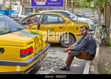 Kashan, Iran - avril 27, 2017 : les taxis jaunes sont garées dans un terrain de stationnement pour les taxis, les chauffeurs de taxi reste dans l'attente de passagers. Banque D'Images