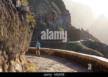 Vieux chemin côtier de Ponta do Sol à Cruzinha sur l'île de Santo Antao, Rue de Ponta do Sol à Fontainhas, Cap Vert Banque D'Images