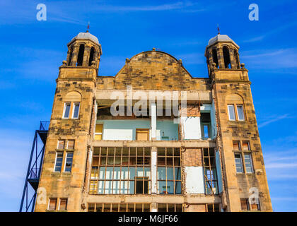 Partiellement démolie façade de Glasgow Victoria Infirmary sur Battlefield Road, Glasgow, Scotland, UK. L'infirmerie a été ouverte le 14 février 1890. Banque D'Images