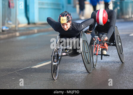 Manuela Schär course dans le Vitality Big semi-marathon traversant Tower Bridge, Londres. Course en fauteuil roulant. Paraathlète en fauteuil roulant Banque D'Images