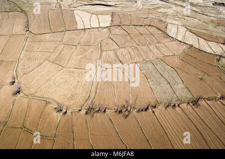 Photo aérienne prise entre Kaboul et Ghazni en Afghanistan avec des champs agricoles Banque D'Images