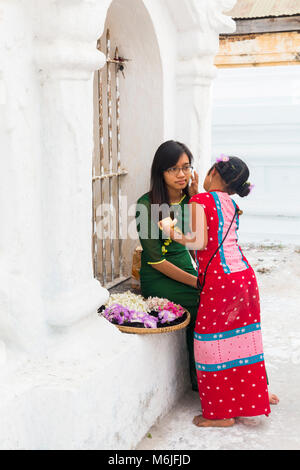 Girl thanaka sur joue de la Pagode Kuthodaw à dame, Mandalay, Myanmar (Birmanie), l'Asie en février Banque D'Images