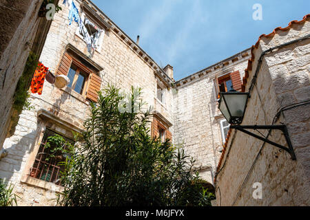 À la recherche d'un édifice médiéval dans la vieille ville de Trogir au cours de la journée Banque D'Images