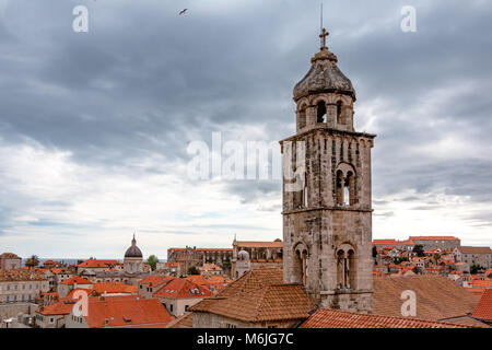 Un clocher de l'église à plus de Dubrovnik, sur un jour nuageux Banque D'Images