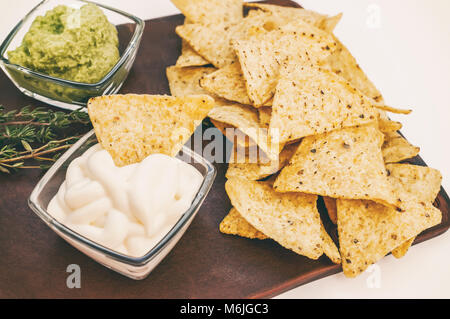 Arrière-plan de tortilla de maïs frites Nachos ou sur un feu ouvert avec la sauce salsa et caeso. Copier l'espace. Banque D'Images