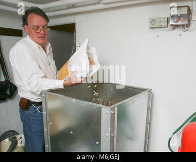 L'énergie de biomasse briquettes est utiliser dans une maison familiale de chauffage 2007 Banque D'Images