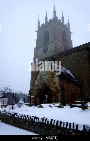 L'église St Pierre dans la neige, Hook Norton, Oxfordshire, UK. Banque D'Images