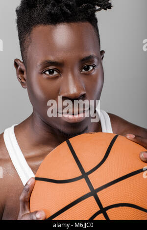 L'homme afro-américain de basket-ball avec Banque D'Images