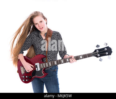 Teen blonde girl et guitare basse contre fond blanc en studio Banque D'Images