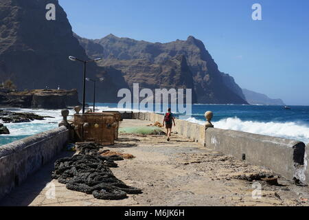 Homme marchant sur le quai du port de pêche "Boca de Pistolas', Ponta do Sol, Santo Antao, Cap Vert Banque D'Images