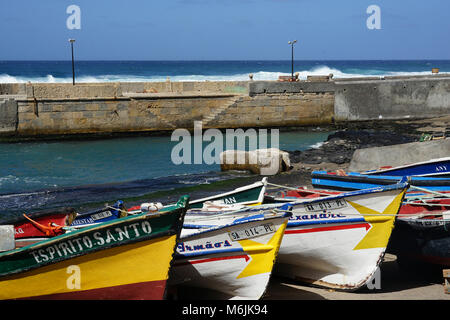 Bateaux, Port de pêche de Ponta do Sol, Santo Antao, Cap Vert Banque D'Images