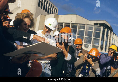 Le premier ministre britannique Margaret Thatcher à la recherche à des plans pour l'International Convention Centre et Symphony Hall tout en visitant le site de construction à Birmingham 1987. Banque D'Images