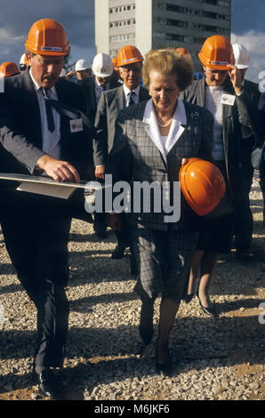 Le premier ministre britannique Margaret Thatcher à la recherche à des plans pour l'International Convention Centre et Symphony Hall tout en visitant le site de construction à Birmingham 1987. Banque D'Images