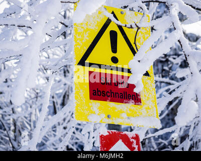 Panneau d'avertissement sur loipe, abrupte, enlever les skis, Harz, Basse-Saxe, Allemagne Banque D'Images