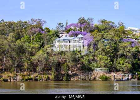 Queenslander traditionnelle maison sur les rives du fleuve dans le Queensland en Australie.jpg Banque D'Images