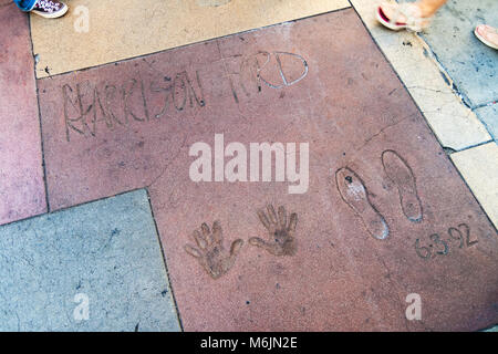 Empreintes de mains et de traces du célèbre acteur américain Harrison Ford sur le sol derrière le levier de vitesses le Grauman's Chinese Theatre, à Hollywood, Californie. Banque D'Images