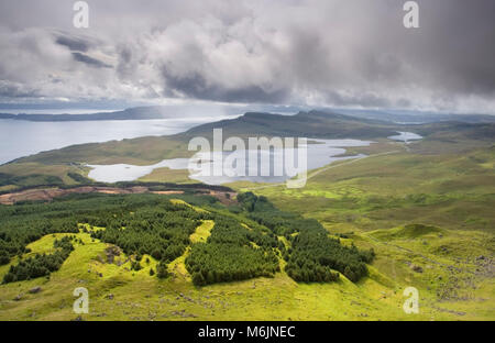 Les nuages bas se déplace à travers la péninsule de Trotternish, île de Skye, Écosse, Hébrides intérieures, Août Banque D'Images