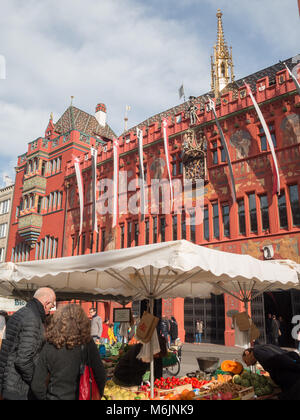 La rue du marché par l'Hôtel de ville de Bâle Banque D'Images