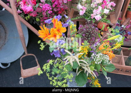 Une photo en couleurs de fleurs d'été et de l'attirail de jardin Banque D'Images