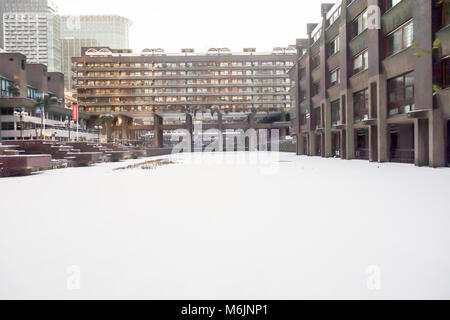 LONDON, UK -28th May 2018 : Fortes chutes de neige le acrossed Barbican lake causés par une tempête de neige Emma. Banque D'Images