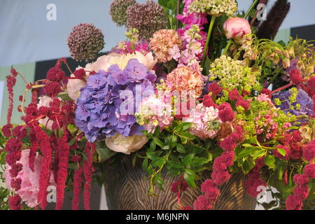 Un superbe arrangement floral crée par Jonathan Moseley dans une démonstration florale au Chatsworth RHS Flower Show, juin 2017. Banque D'Images