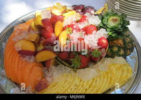 Un cadre coloré et délicieux plateau de fruit frais, coupé en tranches et servi sur glace, et idéal pour n'importe quel parti d'été ou buffet Banque D'Images