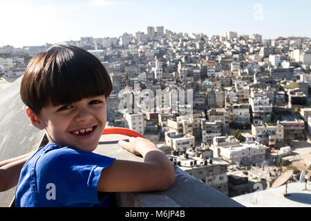Jérusalem, Israël, le 2 novembre 2010 : enfant palestinien sur un toit d'un immeuble à Jérusalem-Est Banque D'Images