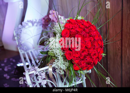 Un Bouquet De Fleurs Bouquet Dune Centaine De Roses Rouges