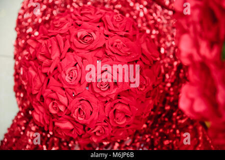 Bouquet de roses rouges artificielles ronde pour l'engagement . Banque D'Images