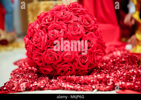 Bouquet de roses rouges artificielles ronde pour l'engagement . Banque D'Images