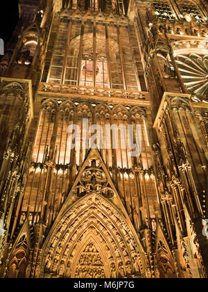 Façade de la cathédrale de Strasbourg photo de nuit Banque D'Images