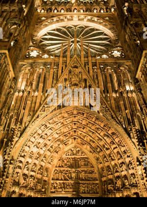 Façade de la cathédrale de Strasbourg photo de nuit Banque D'Images