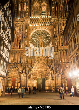 Photo de nuit de la rue, face à la cathédrale de Strasbourg Banque D'Images