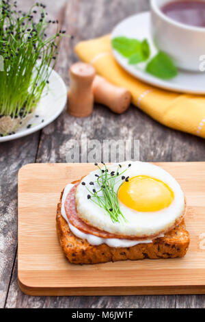 Sandwich œuf sain avec de l'ail la ciboulette Banque D'Images