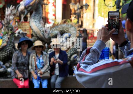 Les touristes ont leur photo prise dans la cour de la salle de l'Assemblée cantonaise, Hoi An, Vietnam Banque D'Images