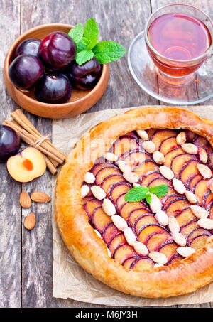 Tarte aux prunes maison aux amandes sur l'ancienne table Banque D'Images