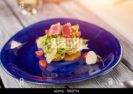 Nisuaz avec salade de thon poêlé au sésame. Banque D'Images