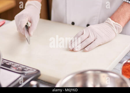 Male chef mains avec couteau. Banque D'Images