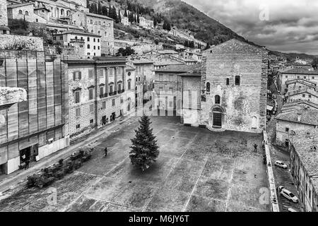 Vue aérienne de la Piazza Grande, la place principale panoramique à Gubbio, l'une des plus belles villes médiévales de l'Italie centrale Banque D'Images