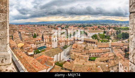 Vue panoramique sur les toits de Gubbio, l'une des plus belles villes médiévales de l'Italie centrale Banque D'Images