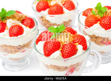 Désert fait maison avec de la crème et des fraises fraîches hachées cookies on white Banque D'Images