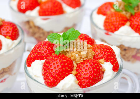 Désert fait maison avec de la crème fraîche et les cokies stawberry haché Banque D'Images