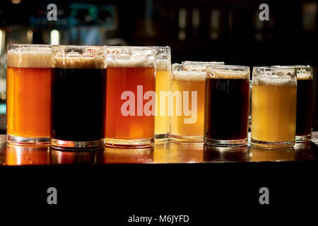 Différentes sortes de bière dans un bar. Banque D'Images